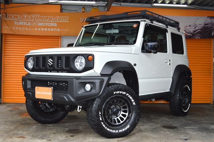 令和６年式ＪＢ７４Ｗ シエラＪＣ４型のカスタム車が入庫しました。パ－ルホワイトの５速マニュアル車です。